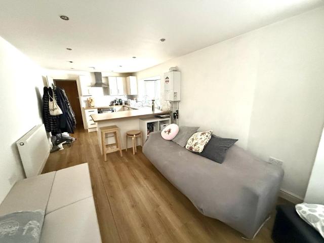 Studio for rent in Plasnewydd, Falcon Lodge