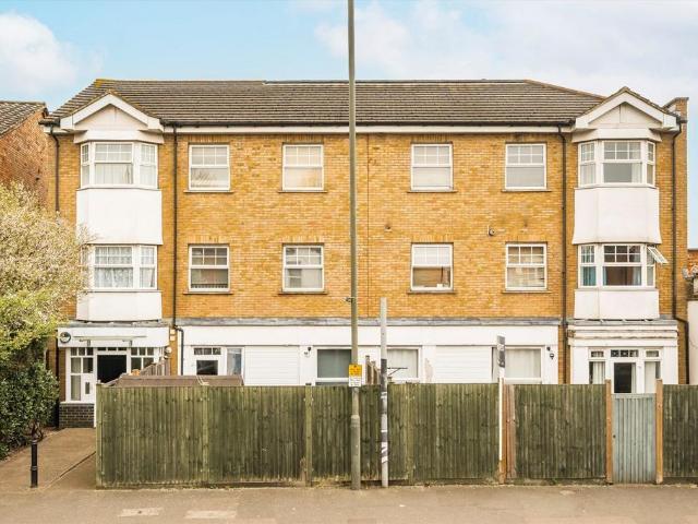 Apartment for rent in London Borough of Merton, Raynes Park