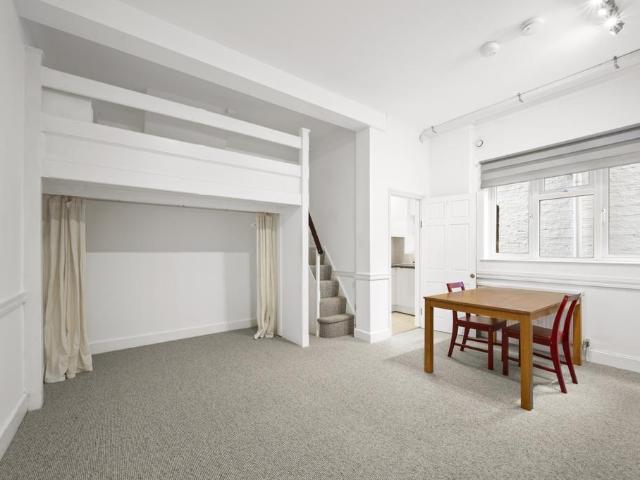 Apartment for rent in London Borough of Merton, Raynes Park
