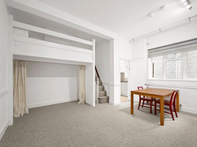 Studio for rent in London Borough of Merton, Raynes Park