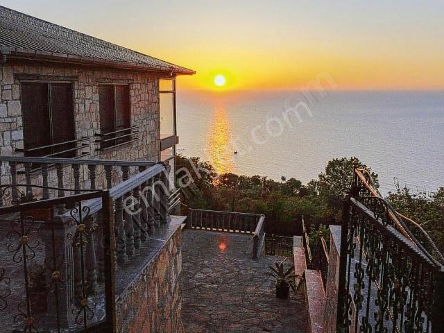 Perşembe içerisinde satılık Villa