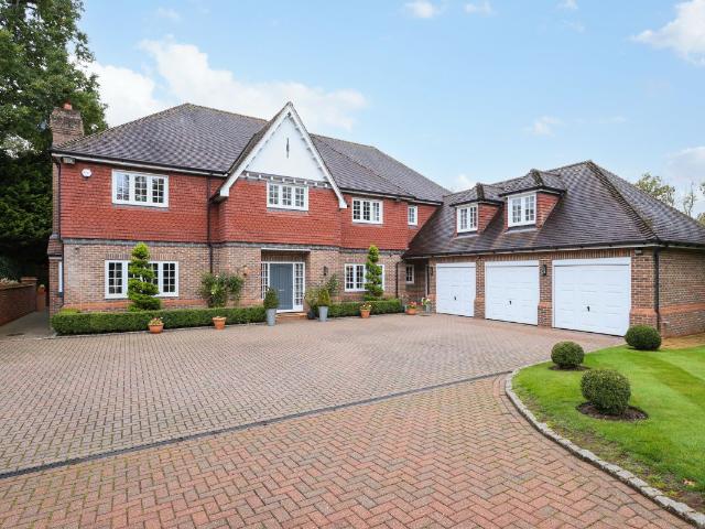 Apartment for rent in Oxshott, Elmbridge