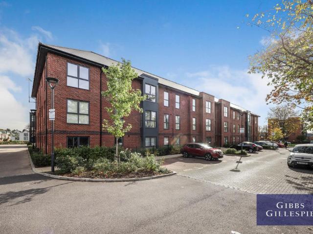 Apartment for rent in Cowley, Greater London