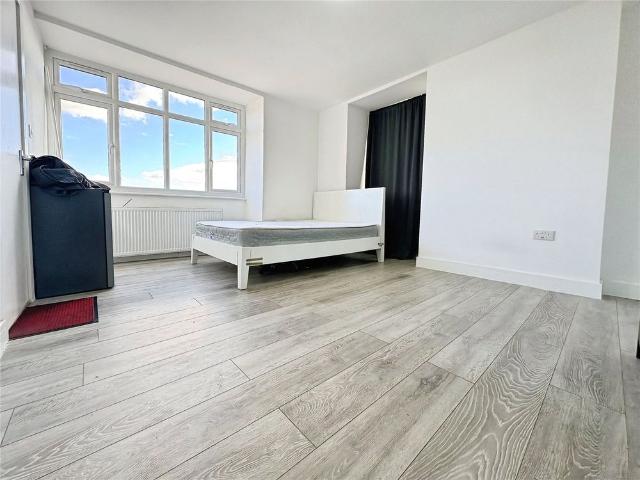 House for rent in Whitton, Greater London