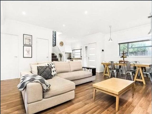 Townhouse for rent in Strathmore, Melbourne