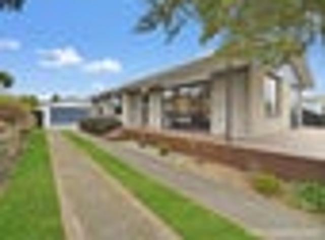 House for sale in Chaslands, Canterbury