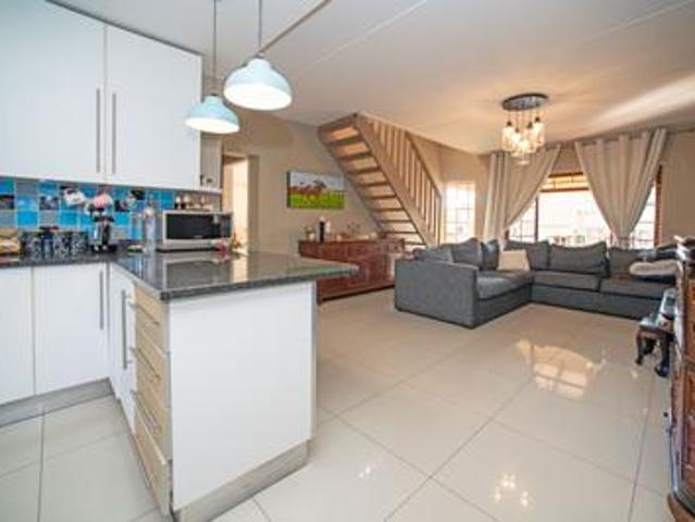 Townhouse for sale in Bedfordview, City of Ekurhuleni Metropolitan Municipality