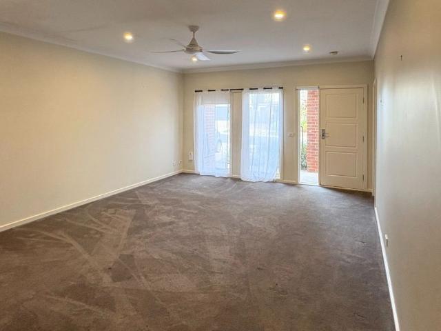Townhouse for rent in Cambridge Drive, Mansfield