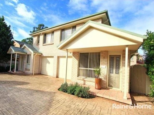 Townhouse for rent in Wollongong West, New South Wales