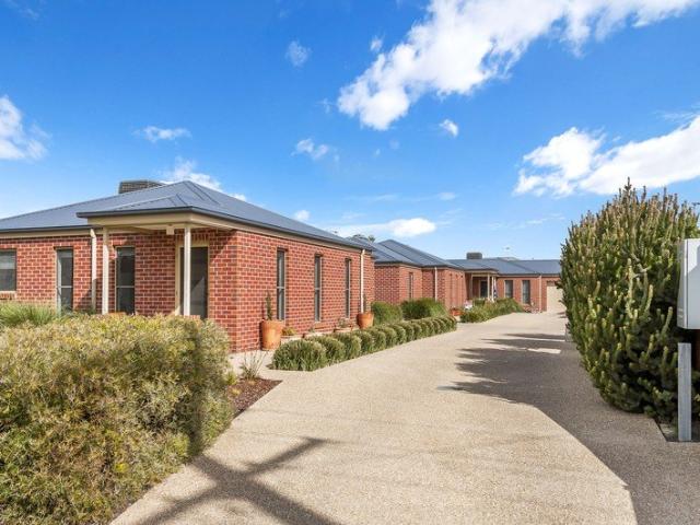 Townhouse for sale in Yarrawonga, Victoria