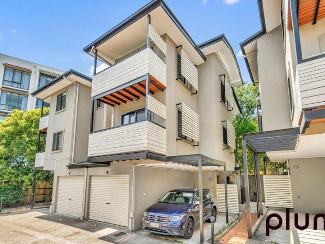 Townhouse for rent in Indooroopilly, Greater Brisbane
