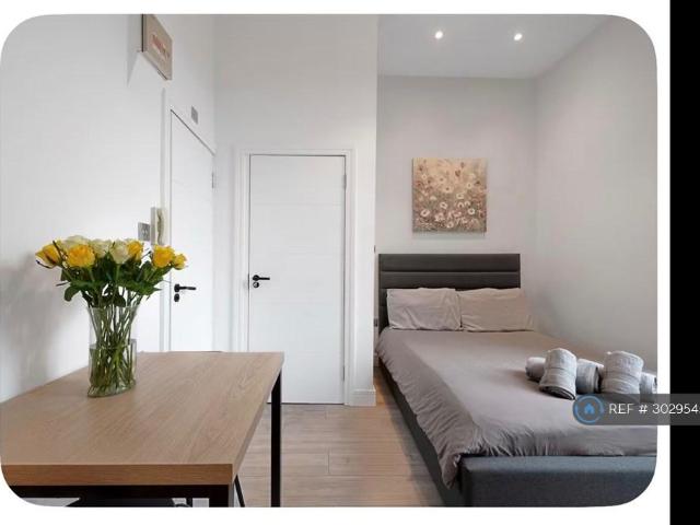 Apartment for rent in West Kensington, Greater London