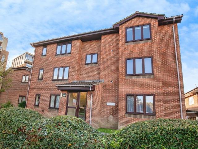 Apartment for rent in Perryfields, West Sussex