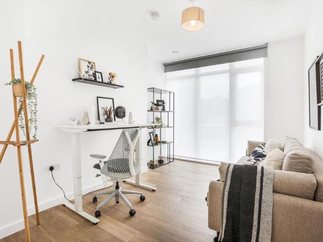Apartment for rent in Ashley Park, Surrey