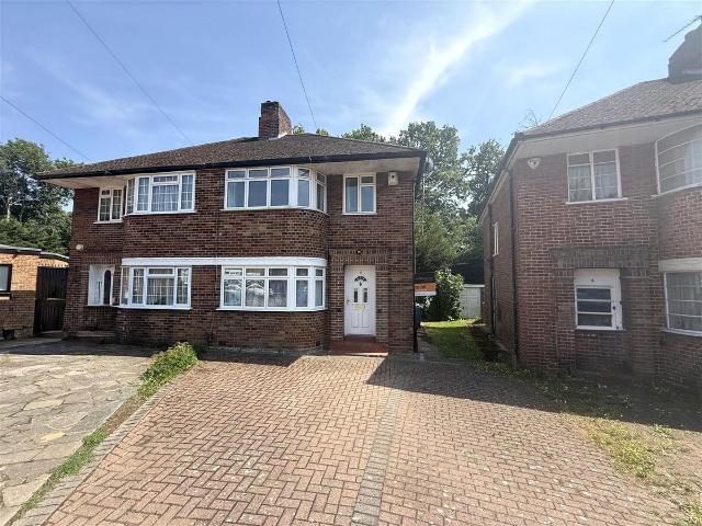 Apartment for rent in Little Stanmore, Greater London