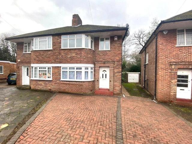 Apartment for rent in Little Stanmore, Greater London