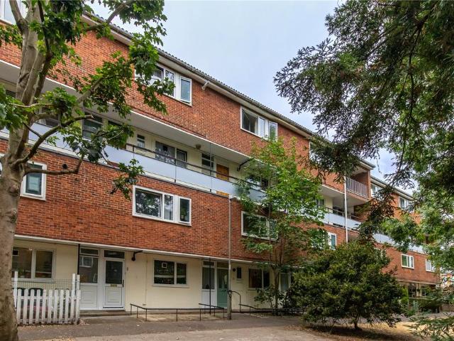 Apartment for rent in Wanborough Neighbourhood, Greater London