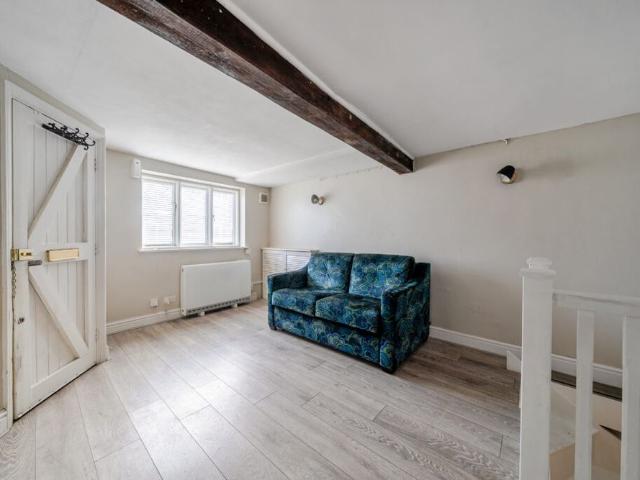 Studio for rent in Fole, Surrey