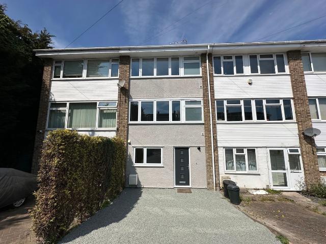 Room for rent in Elm Park, Greater London