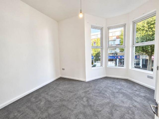 Apartment for rent in Roselands, Eastbourne