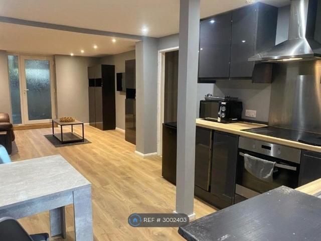 Apartment for rent in Roselands, Eastbourne