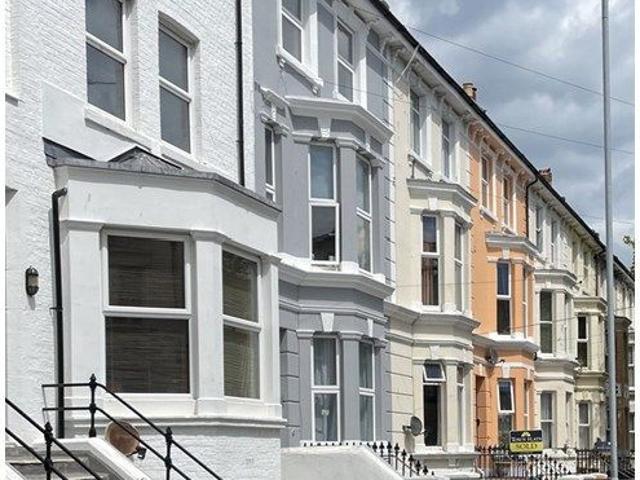 Apartment for rent in Roselands, Eastbourne
