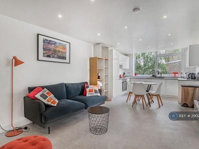 Apartment for rent in Middle Park, Greater London