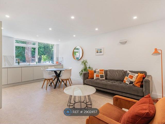 Apartment for rent in Middle Park, Greater London