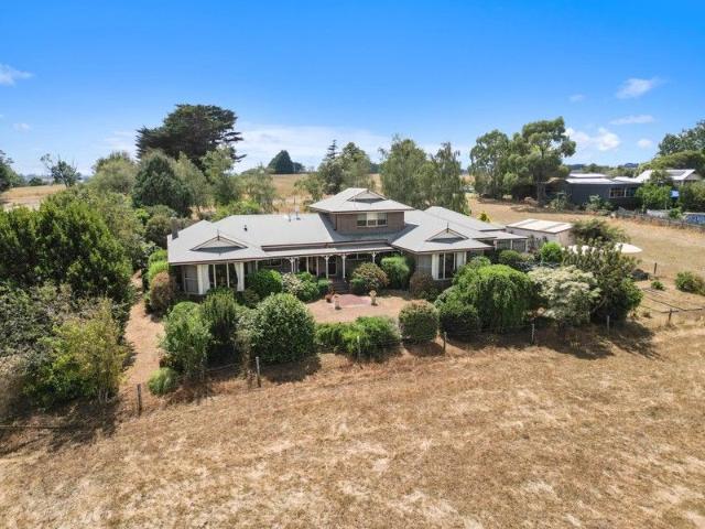 Cottage for sale in Lardner, Victoria