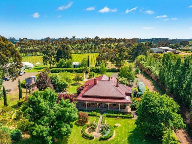 Cottage for sale in Hamilton, Victoria
