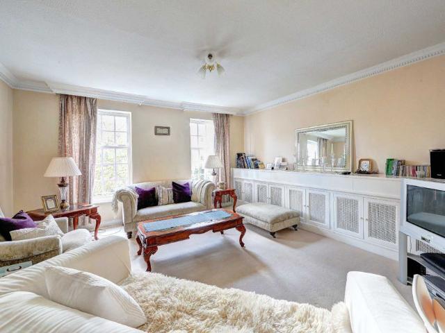 Townhouse for rent in London Borough of Merton, Greater London