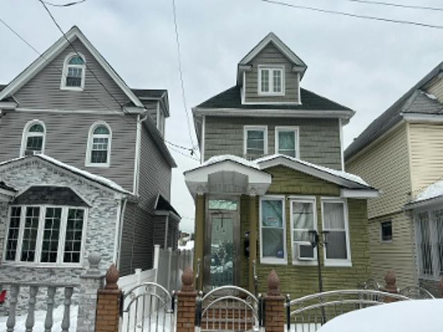 House for sale in Queens, Arverne