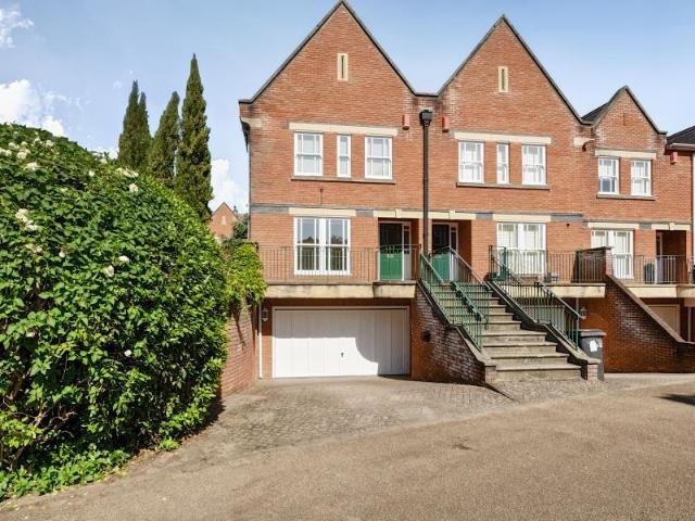 House for rent in Virginia Park, Runnymede