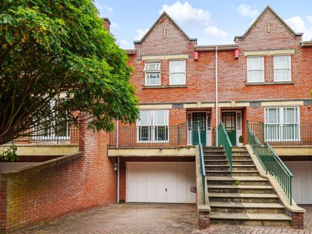 House for rent in Row Town, Surrey
