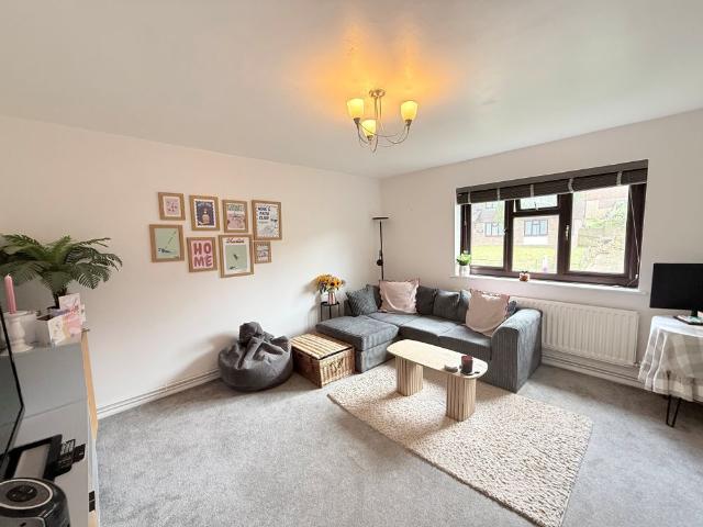 Apartment for rent in Perryfields, West Sussex