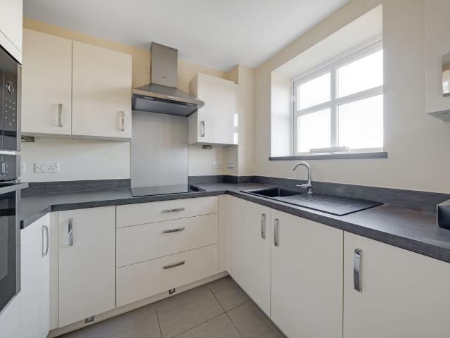 Apartment for rent in Southborough, Sandown Park