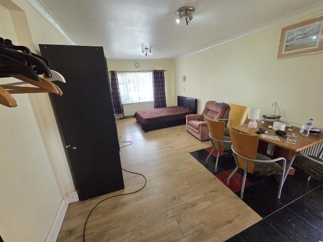 Apartment for rent in Harmondsworth, Greater London
