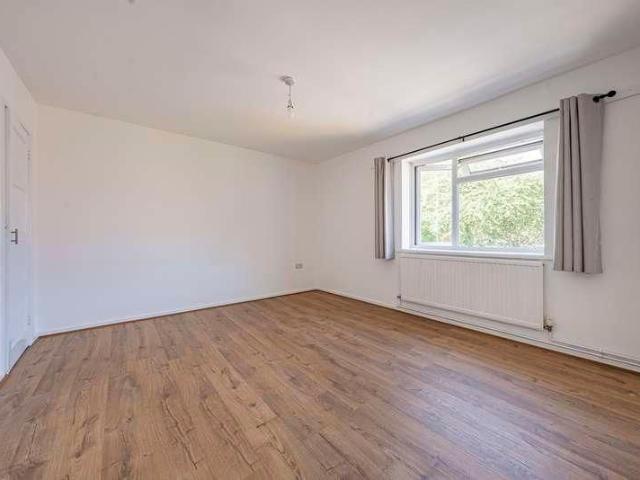 Apartment for rent in Cowley, Greater London