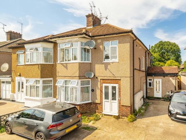 Apartment for rent in Harrow Weald, Greater London