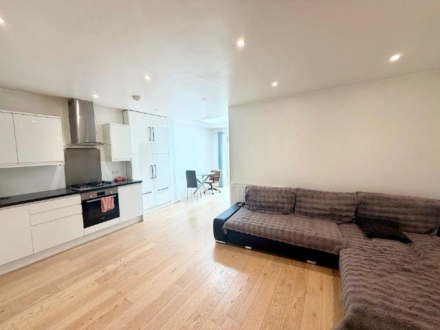Apartment for rent in Lane, Greater London