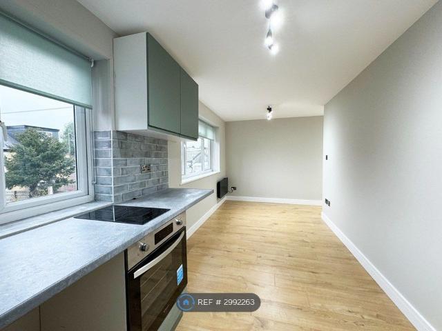 Apartment for rent in Northwood High Street, Greater London