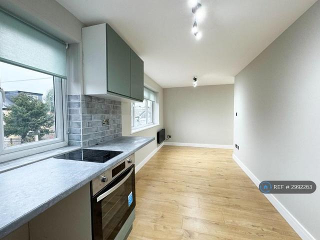 Apartment for rent in Northwood, Greater London