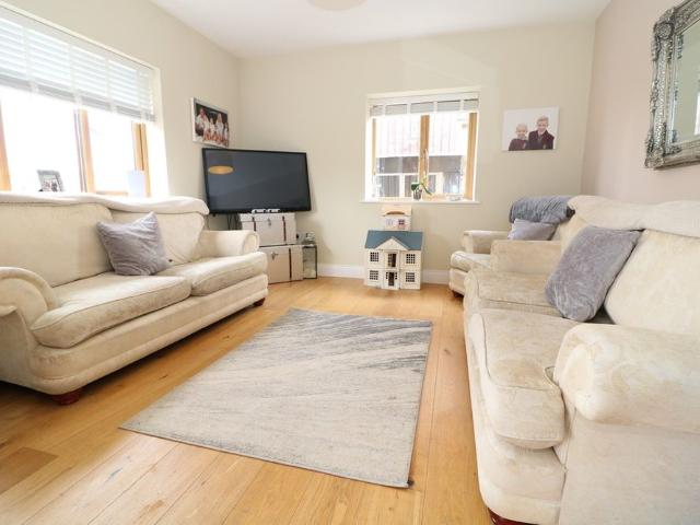 House for rent in Pachesham Park, Surrey