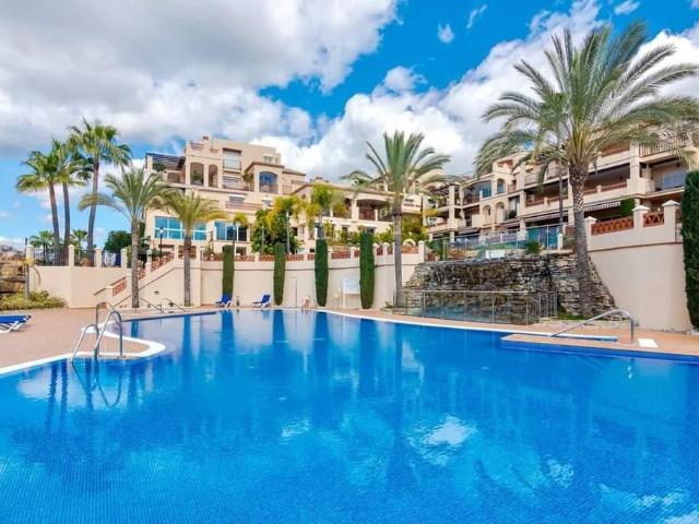 Piso en alquiler en Urbanización Benatalaya, Estepona