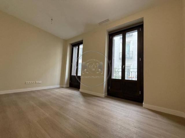 Piso en venta en Cortes, Madrid