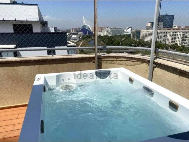 Dúplex en venta en Valencia, Quatre Carreres