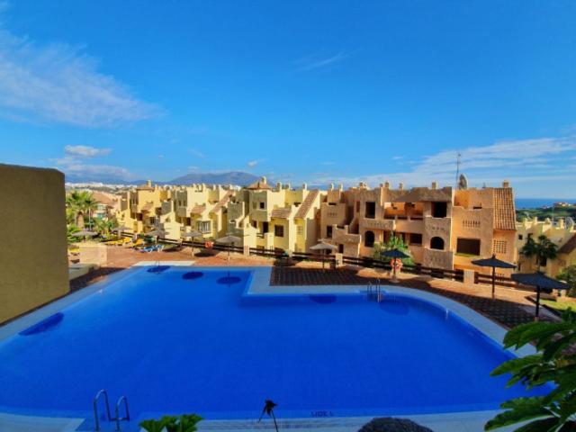 Piso en venta en Castillo de la Duquesa, Costa del Sol Occidental