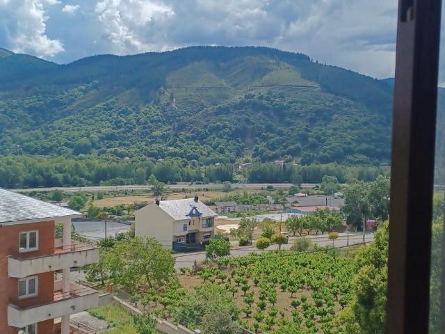 Piso en venta en Villafranca Del Bierzo, Urbanización Guindaledo