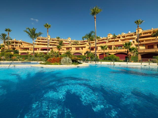 Piso en alquiler en Urbanización Puerto Estepona (Seghers), Estepona