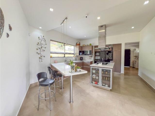 Casa de campo de alto standing de 4 dormitorios en venta Copacabana, Departamento de Antioquia